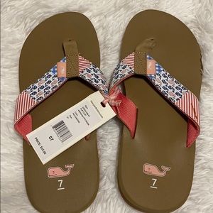 New Vineyard Vines flip flops 7